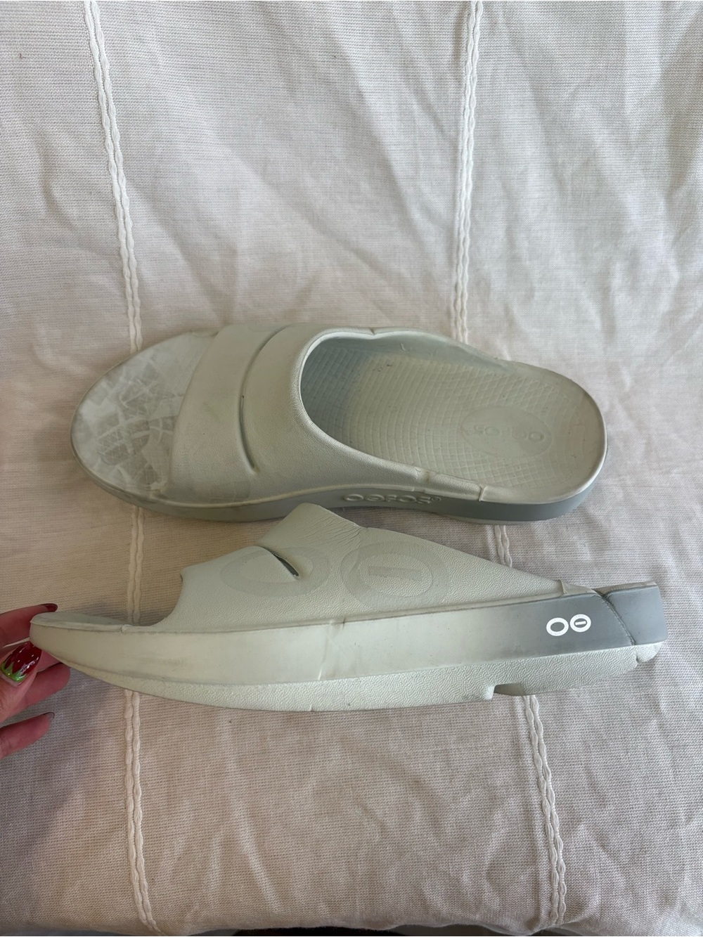 OOFOS Recovery Slide Sandals in Light Gray